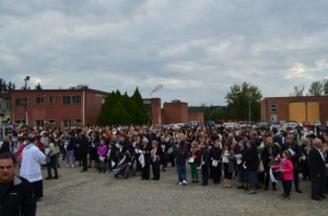 La folla che aspetta l'arrivo della Madonna di Fatima a Certaldo (foto gonews.it)