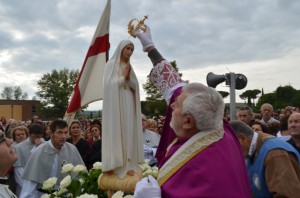 Don Amati posiziona la corona sulla Madonna di Fatima (foto gonews.it)