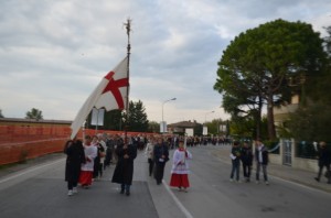 La processione (foto gonews.it)