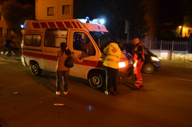 La Croce Rossa di Certaldo e i carabinieri in viale Fabiani per una donna investita a Certaldo (foto gonews.it)