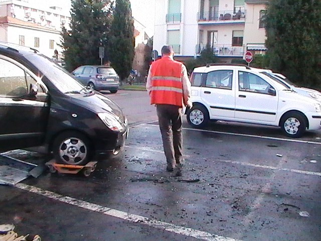 L'auto andata a fuoco in via Martini a Empoli (foto gonews.it)