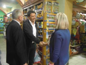 Il sindaco con i titolari del negozio