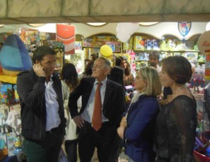 Il sindaco nello storico negozio
