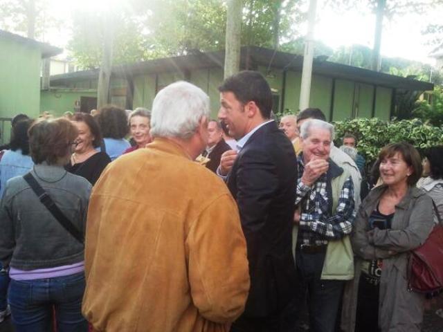 Matteo Renzi inaugura il nuovo punto lettura dell'Isolotto