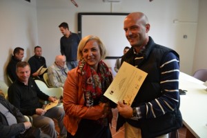 L'assessore Costa riceve l'attestato dal dottor Lubrani (foto gonews.it)