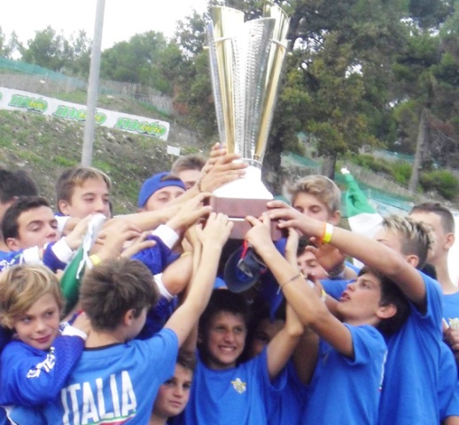 La compagine azzurra solleva il Trofeo conquistato