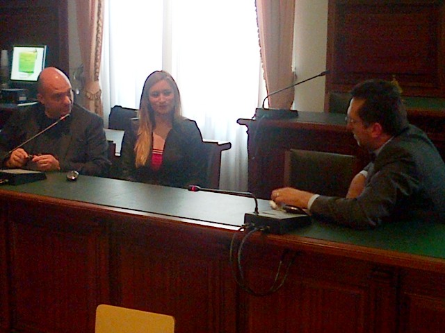 da sinistra Hans Kruger Goffi e Angelica Meucci, della Flowerssori, e Alessio Antonelli, sindaco di Cascina