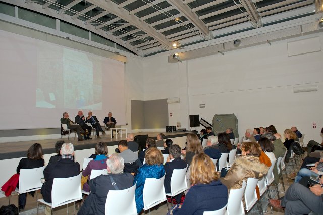 Un momento della presentazione della guida di Capannori