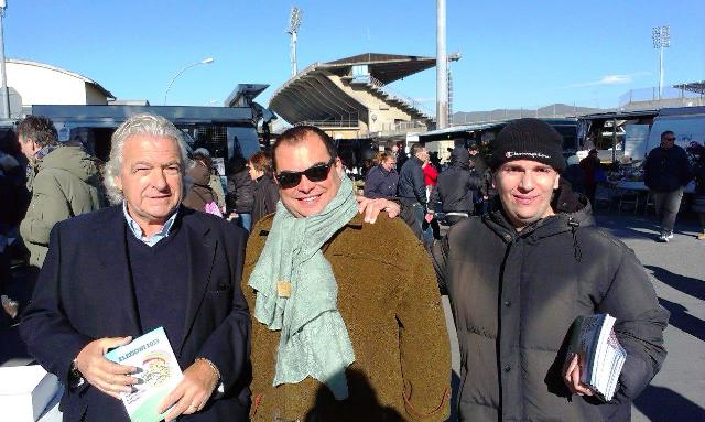 Il volantinaggio di 'Territorio Agricoltura Ambiente' al mercato settimanale di Empoli