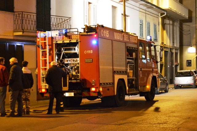 L'incendio alla lavanderia Wash & Dry di Empoli in via Rosselli (foto gonews.it)