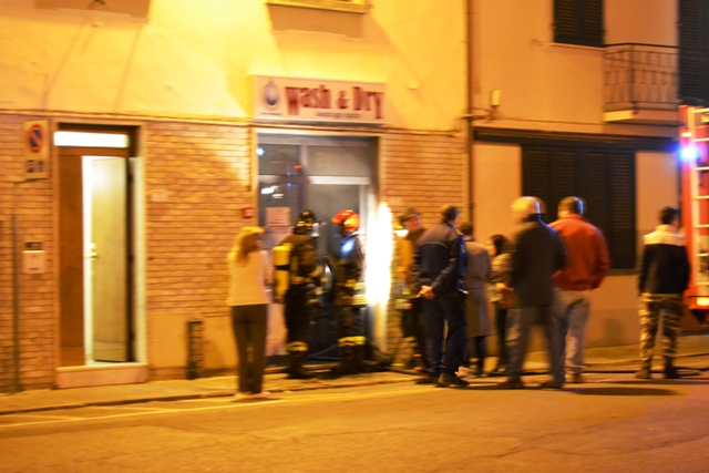 L'incendio alla lavanderia Wash & Dry di Empoli in via Rosselli (foto gonews.it)