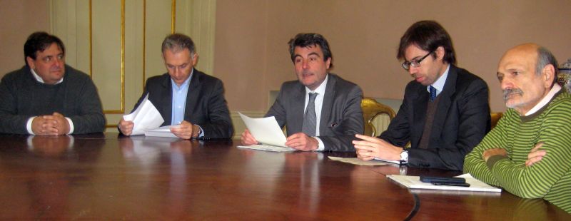 Da sinistra Marcello Petrozziello, in rappresentanza del presidente della Fondazione CRL Arturo Lattanzi, Enrico Stefanelli, direttore artistico di Photolux, il presidente della Provincia di Lucca Stefano Baccelli , il direttore del RFK Center Europe Federico Moro , l’assessore alla pubblica istruzione Mario Regoli 