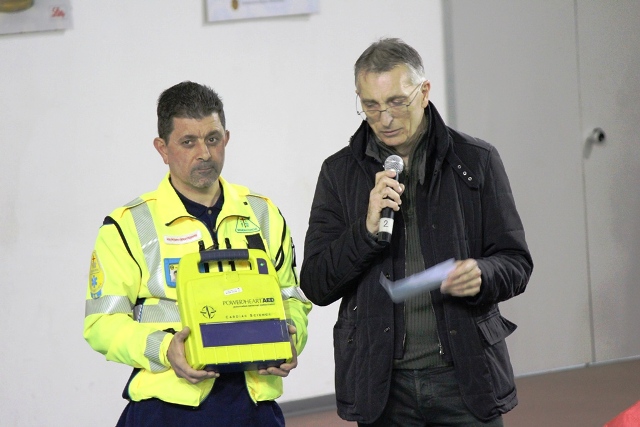 La consegna del defibrillatore donatodalla Misericordia al Palazzetto dello Sport di Montelupo Fiorentino