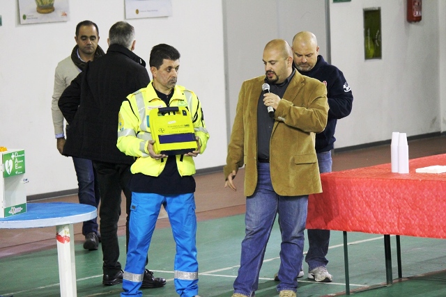 La consegna del defibrillatore donatodalla Misericordia al Palazzetto dello Sport di Montelupo Fiorentino