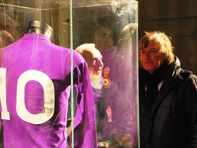 Giancarlo Antognoni visita la mostra 'Bimbi e bomber viola'