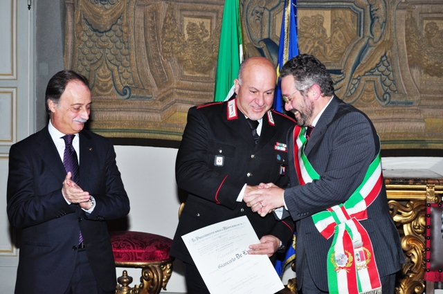 Il luogotenente Giancarlo De Lucia di Certaldo tra il sindaco Andrea Campinoti e il prefetto Luigi Varratta