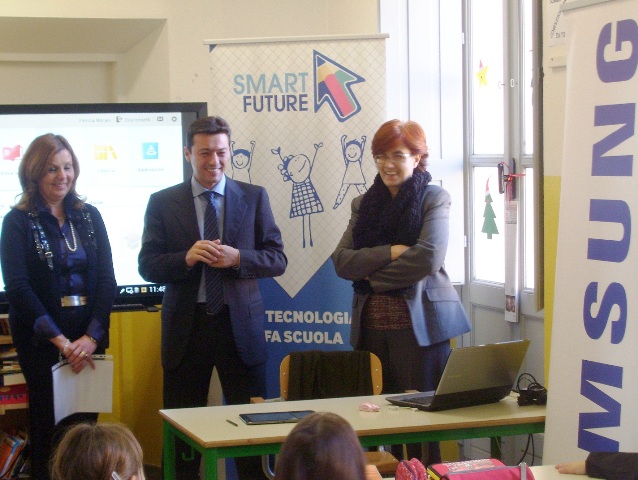 La consegna del materiale multimediale alla scuola 'Carducci' di Fucecchio