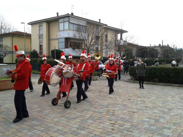 La sfilata natalizia a La Scala della Filarmonica 'Del Bravo (da facebook)