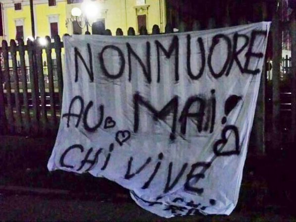 Uno degli striscioni appesi sul luogo della tragedia alla stazione di Cascina (foto gonews.it)