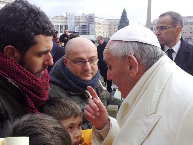 Maurizio Garofano, a sinistra, e Massimo Simoncini della Shelbox di Castelfiorentino con Papa Francesco
