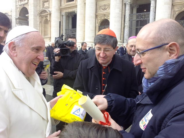 Massimo Simoncini della Shelbox di Castelfiorentino con Papa Francesco. Al centro il cardinale di Firenze Giuseppe Betori
