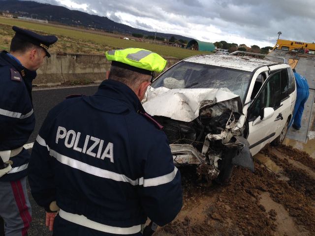 L'auto di Paolo Atzeni distrutta sulla Siena Bettolle (foto Play Video di Giovanni Jonathan Barillari - courtesy arezzonotizie.it)