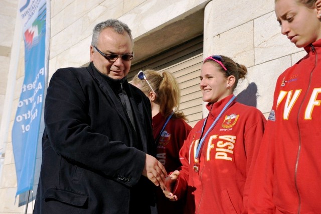 Giulia Campioni premiata da Giovandomenico Caridi, presidente di Navicelli Spa (foto canottaggio.org)