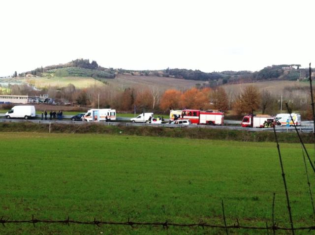 L'incidente avvenuto fra Poggibonsi e Barberino Val D'Elsa lungo la nuova 429, rotatoria della Zambra (foto gonews.it)