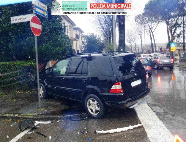 L'incidente avvenuto a Castelfiorentino lunedì 10 febbraio intorno alle 7.45 tra viale Vittorio e viale Roosvelt