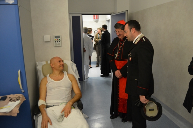 Uno dei momenti dell'incontro tra il brigadiere Angelo Baviello, il cardinale di Firenze Giuseppe Betori e il comandante della compagnia dei carabinieri di Empoli, Giuseppe Pontillo (foto gonews.it)
