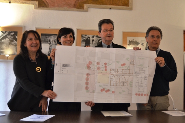 Da sinistra: Barbara Zari, Eleonora Caponi, Franco Mori e Ugo Reali illustrano il progetto per la nuova scuola 'Pascoli' (foto gonews.it)
