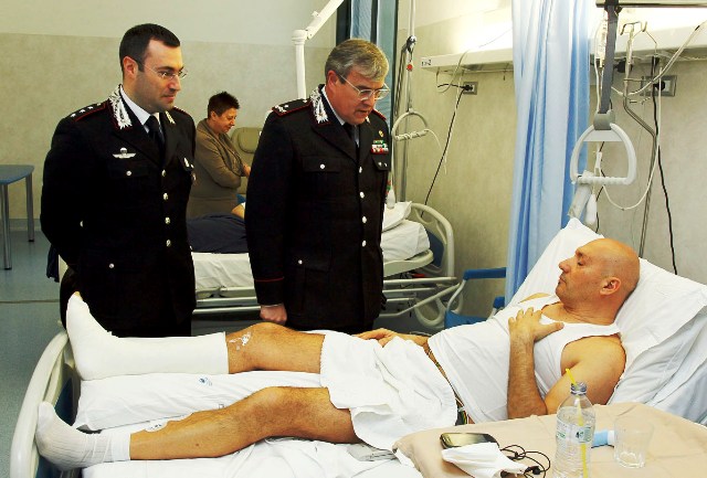 Il brigadiere Angelo Baviello riceve la visita del generale Alberto Mosca e del capitano Giuseppe Pontillo