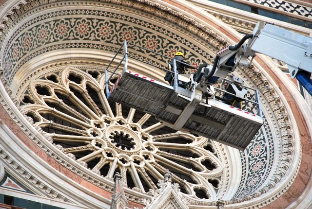 Le operazioni di smontaggio della vetrata sulla facciata del Duomo di Firenze (courtesy Opera di Santa Maria del Fiore, foto Leonardo Rossi)