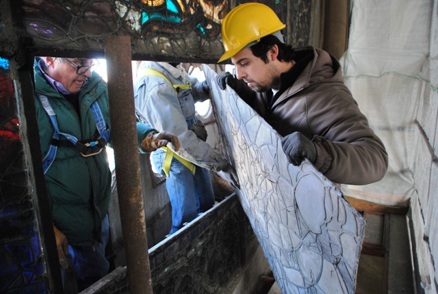 Le operazioni di smontaggio della vetrata sulla facciata del Duomo di Firenze (courtesy Opera di Santa Maria del Fiore, foto Leonardo Rossi)