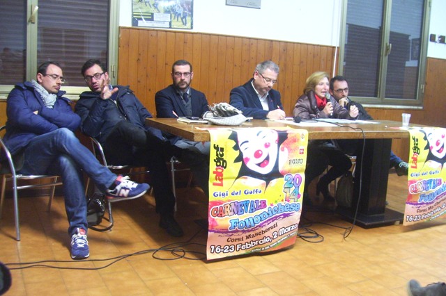 I candidati a sindaco di fronte ai volontari del carnevale: Andrea Benini, Francesco De Luca Gesuè Ariganello, il moderatore Carlo Sestini, Cinzia Tacconi e Gianluca Casini