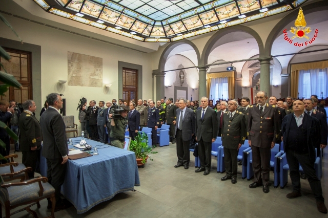 La consegna a Firenze del Pegaso d'Oro della Regione Toscana ai vigili del fuoco