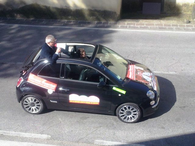 Silvano Guerrini sulla 500 con il megafono