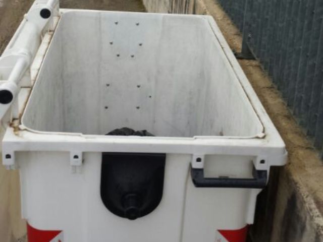 I rifiuti lasciati nel cassonetto della carta a Montelupo Fiorentino