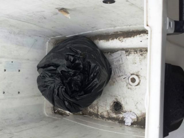 I rifiuti lasciati nel cassonetto della carta a Montelupo Fiorentino