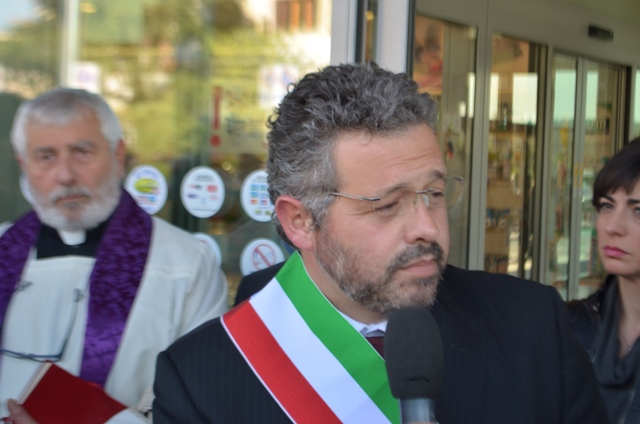 Il sindaco di Certaldo Andrea Campinoti al taglio del nastro della nuova Coop di Certaldo (foto gonews.it)
