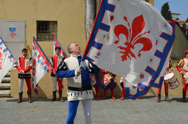 Gli sbandieratori del calcio storico fiorentino all'inaugurazione della 78esima edizione della Mostra Internazionale dell'Artigianato a Firenze alla Fortezza da Basso (foto gonews.it)