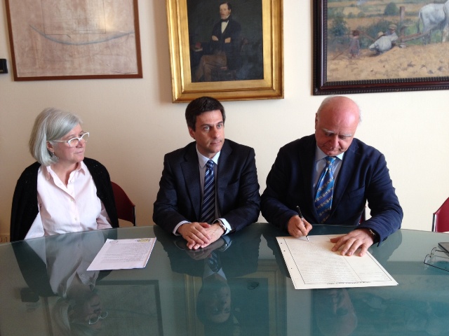 a destra il segretario comunale MARIO VENANZI firma l'atto. Con lui il sindaco di Grosseto Emilio Bonifazi e una addetta all'ufficio di stato civile