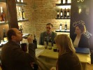 Un importatore assaggia un vino