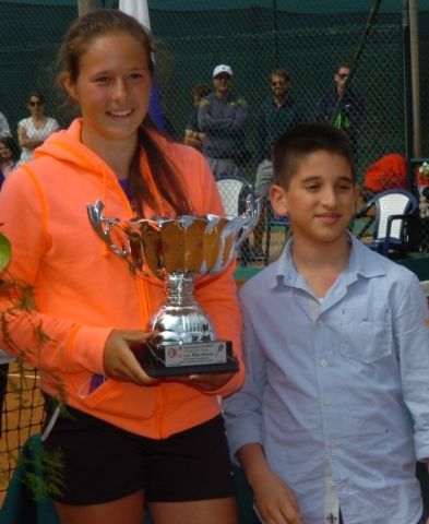 La russa Darya Kasatkina, vincitrice della Coppa Beppe Giannoni nel 2013 con il nipote di Beppe Giannoni e il direttore di gara Simone Martini