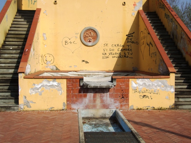 Uno dei muri vandalizzati al Parco dell'Ambrogiana di Montelupo Fiorentino