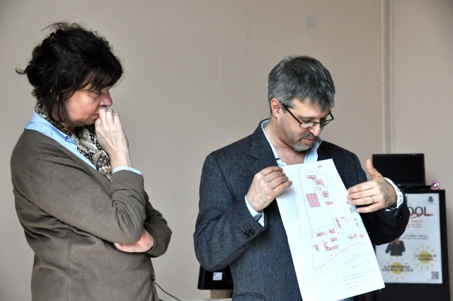Gli assessori Miriam Celoni e Nicola Landucci della Provincia di Pisa mostrano il progetto per portare la fibra ottica al villaggio scolastico (foto gonews.it)
