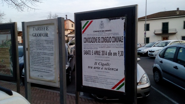 L'avviso del consiglio comunale aperto del 5 aprile 'incollato' sulla bacheca di Rifondazione comunista a La Scala. Sotto il vetro c'è il manifesto con lo slogan 'Altri 5 anni di Gabbanini sindaco? Non prolungare l'incubo'