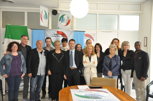I candidati della lista 'Ricostruiamo Santa Croce e Staffoli' con il candidato a sindaco Flavio Baldi (foto gonews.it)