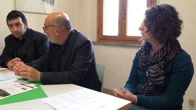 Da sinistra l'assessore alle attività produttive, Paolo Santini, Maurizio Izzo, agenzia Sicrea e Sara Girolami dell'associazione centro commerciale naturale Vincicentro (foto gonews.it)