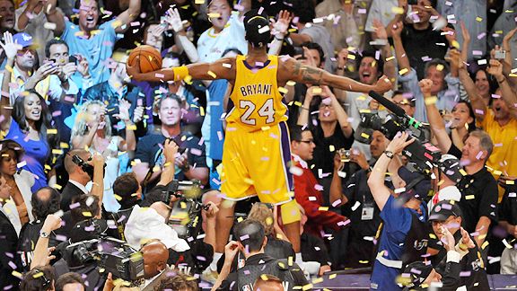 Kobe Bryant acclamato dai tifosi dei Lakers